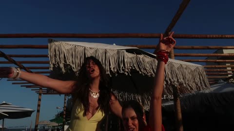 Vídeo de lifestyle em cenário de verão